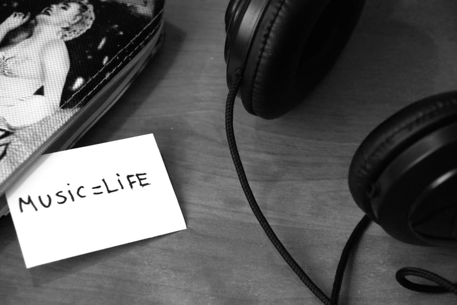 black-and-white-music-headphones-life.jpg