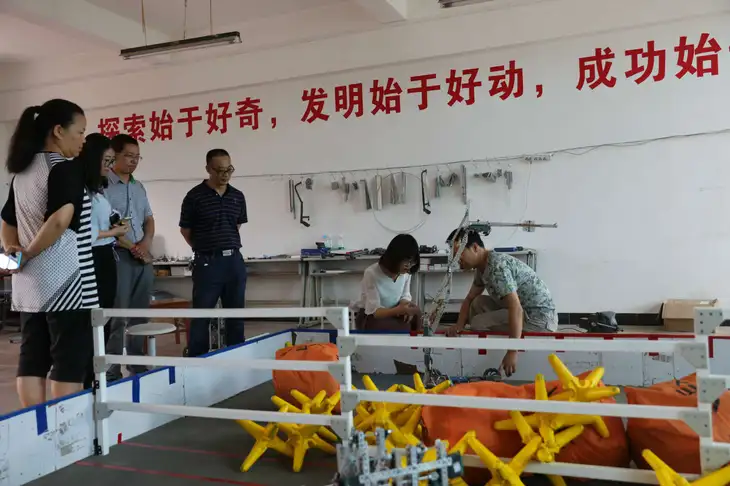 建民中学机器人实验室_meitu_2.jpg