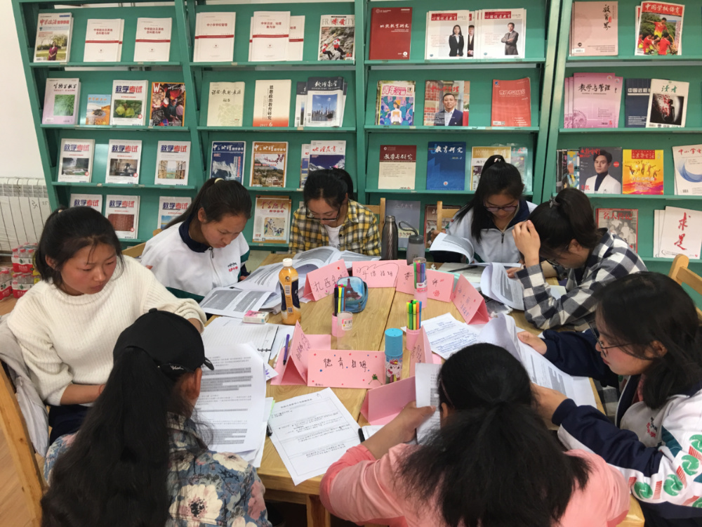 42018年5月青墨斋女孩项目第五期-女孩们进行专家访谈正在认真阅读任务书的女孩们.jpg
