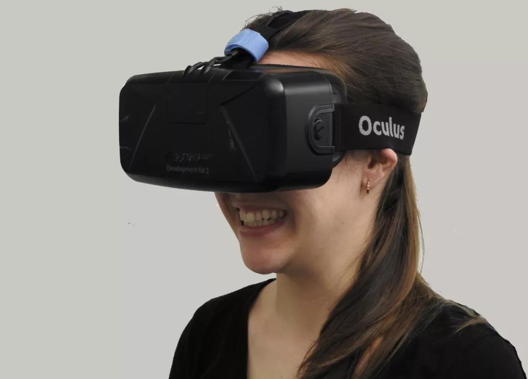 VR拥抱教育2.jpg